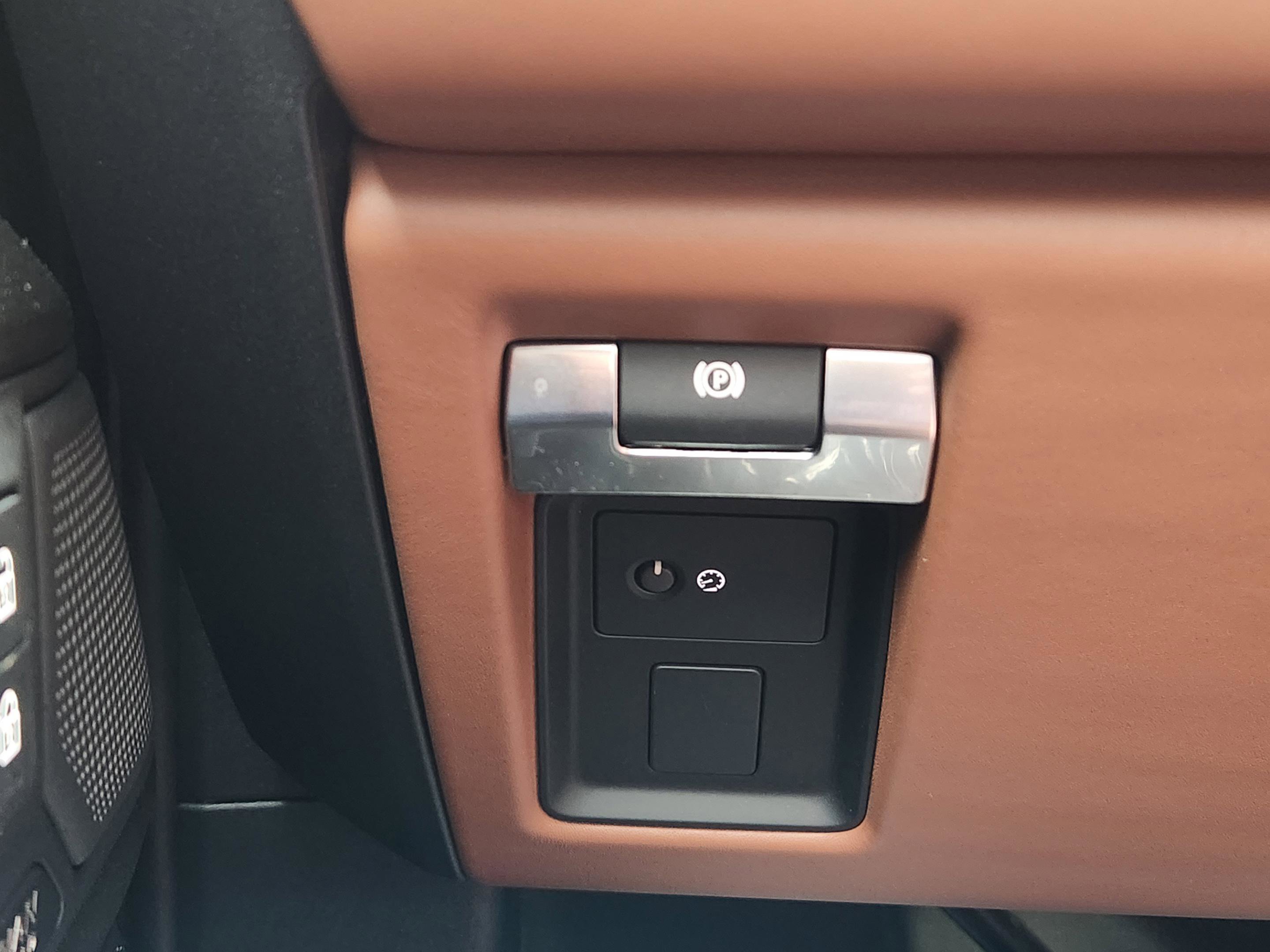 Used 2025 Land Rover Defender 110 image 18