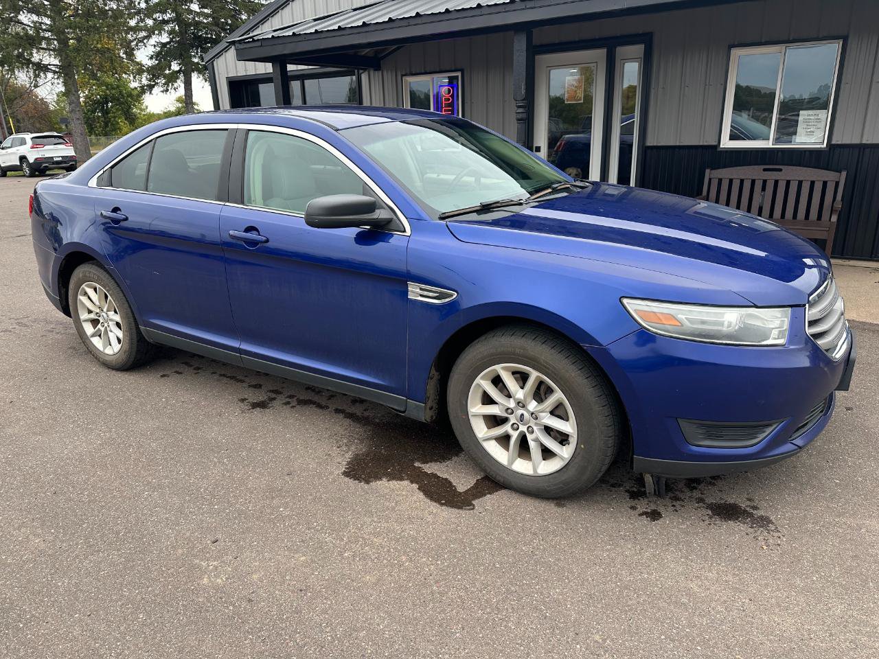 Used 2014 Ford Taurus SE FWD image 3