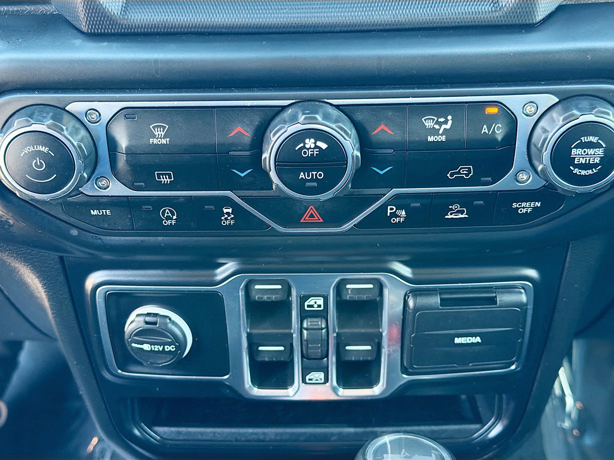 Used 2022 Jeep Wrangler Unlimited Sahara image 32