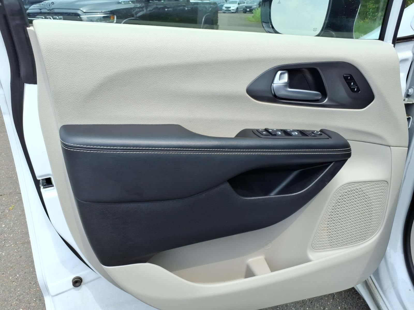 Used 2024 Chrysler Pacifica Touring-L FWD image 11