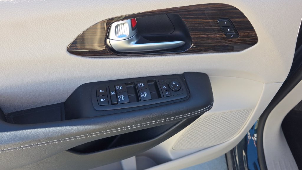 Used 2023 Chrysler Pacifica Limited FWD image 24