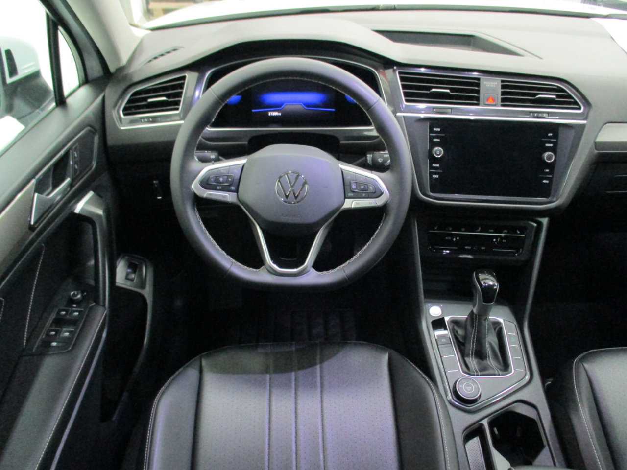 Used 2024 Volkswagen Tiguan SE image 15
