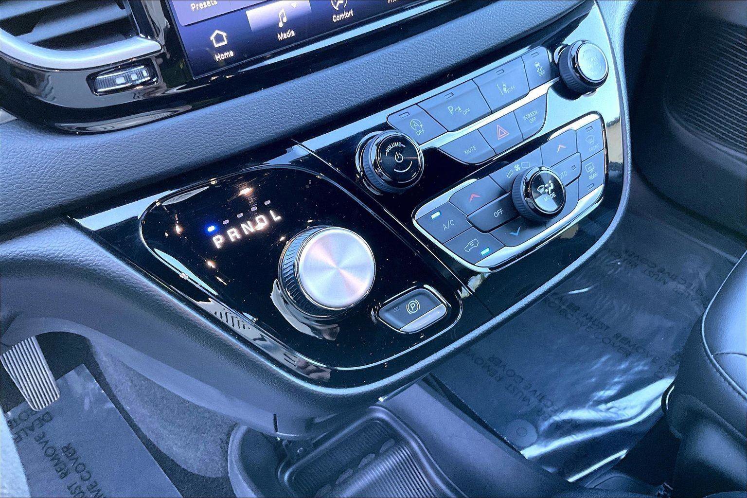 Used 2025 Chrysler Pacifica Select FWD image 15