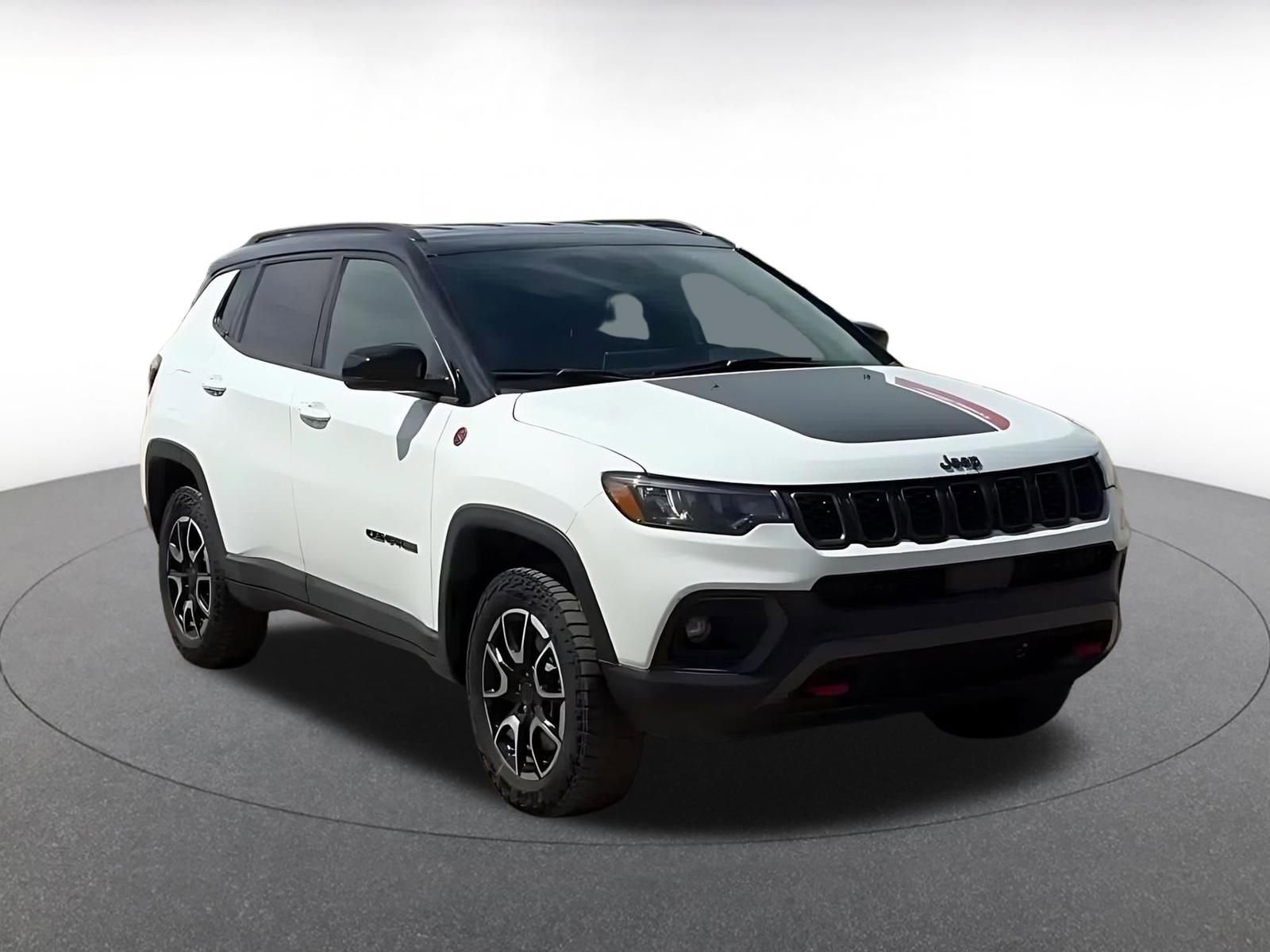 Used 2025 Jeep Compass Trailhawk image 2