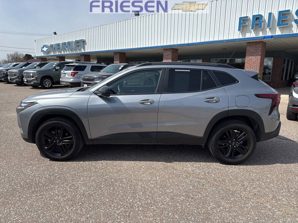 Used 2025 Chevrolet Trax ACTIV w/ Driver Confidence Package image 2