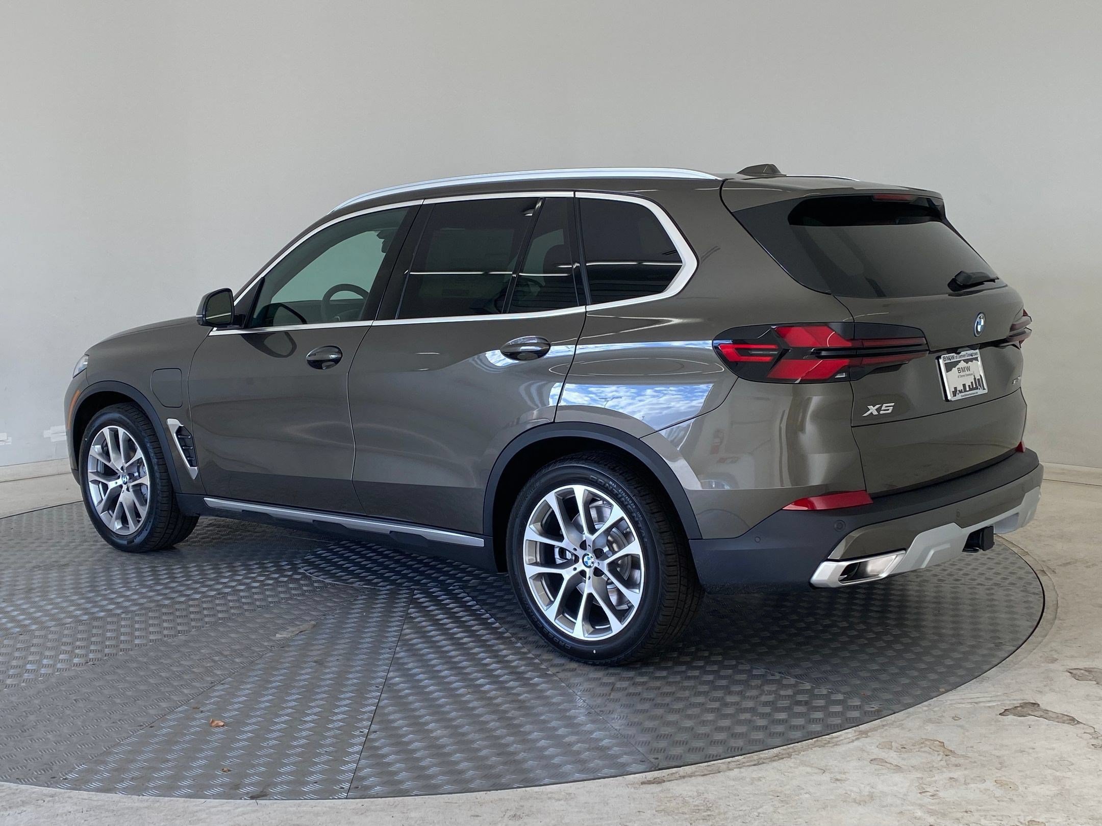 Used 2026 BMW X5 xDrive50e w/ Premium Package AWD/4WD image 3