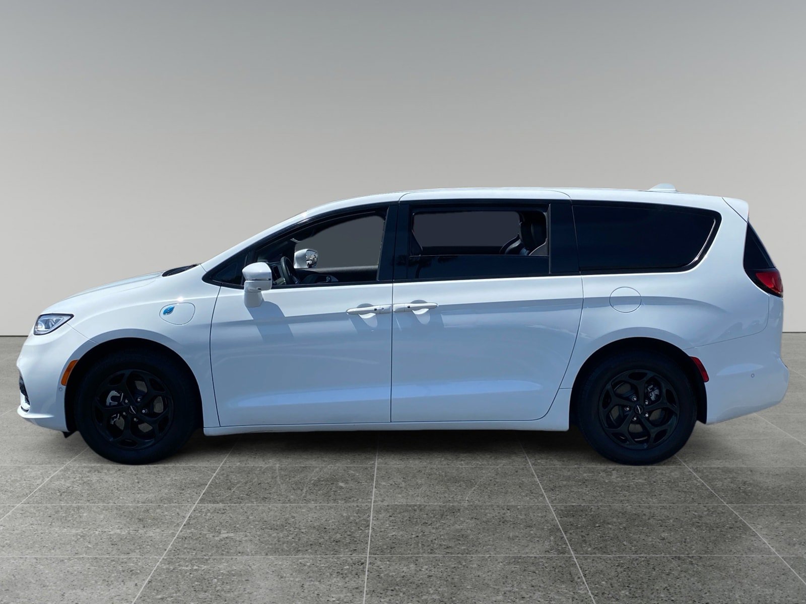 Used 2022 Chrysler Pacifica Touring-L w/ Uconnect Theater Family Group FWD image 2
