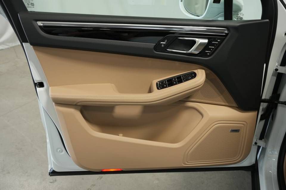Certified 2025 Porsche Macan AWD/4WD image 25