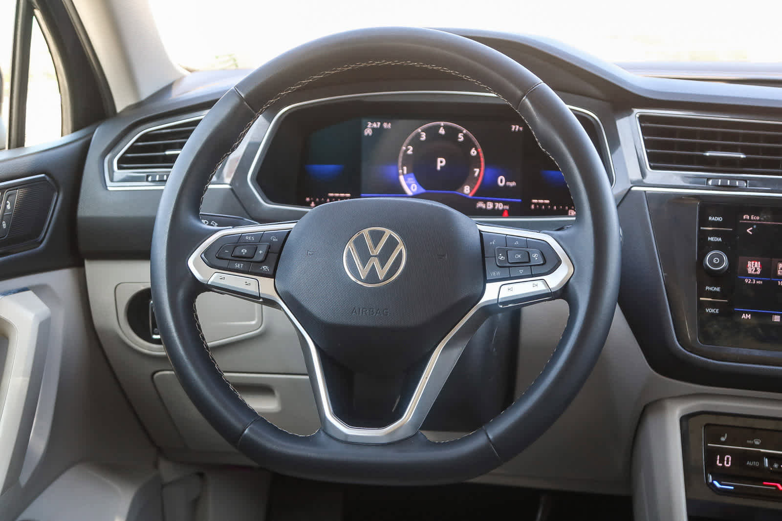 Used 2022 Volkswagen Tiguan SE image 16