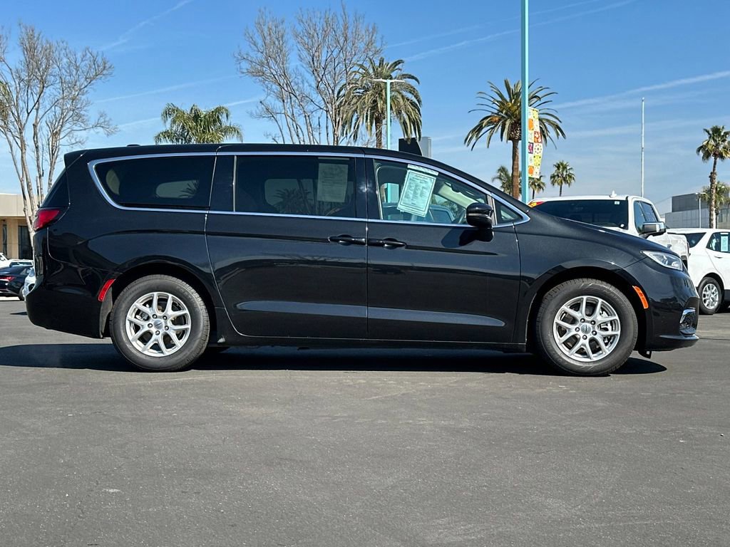Used 2023 Chrysler Pacifica Touring-L FWD image 2