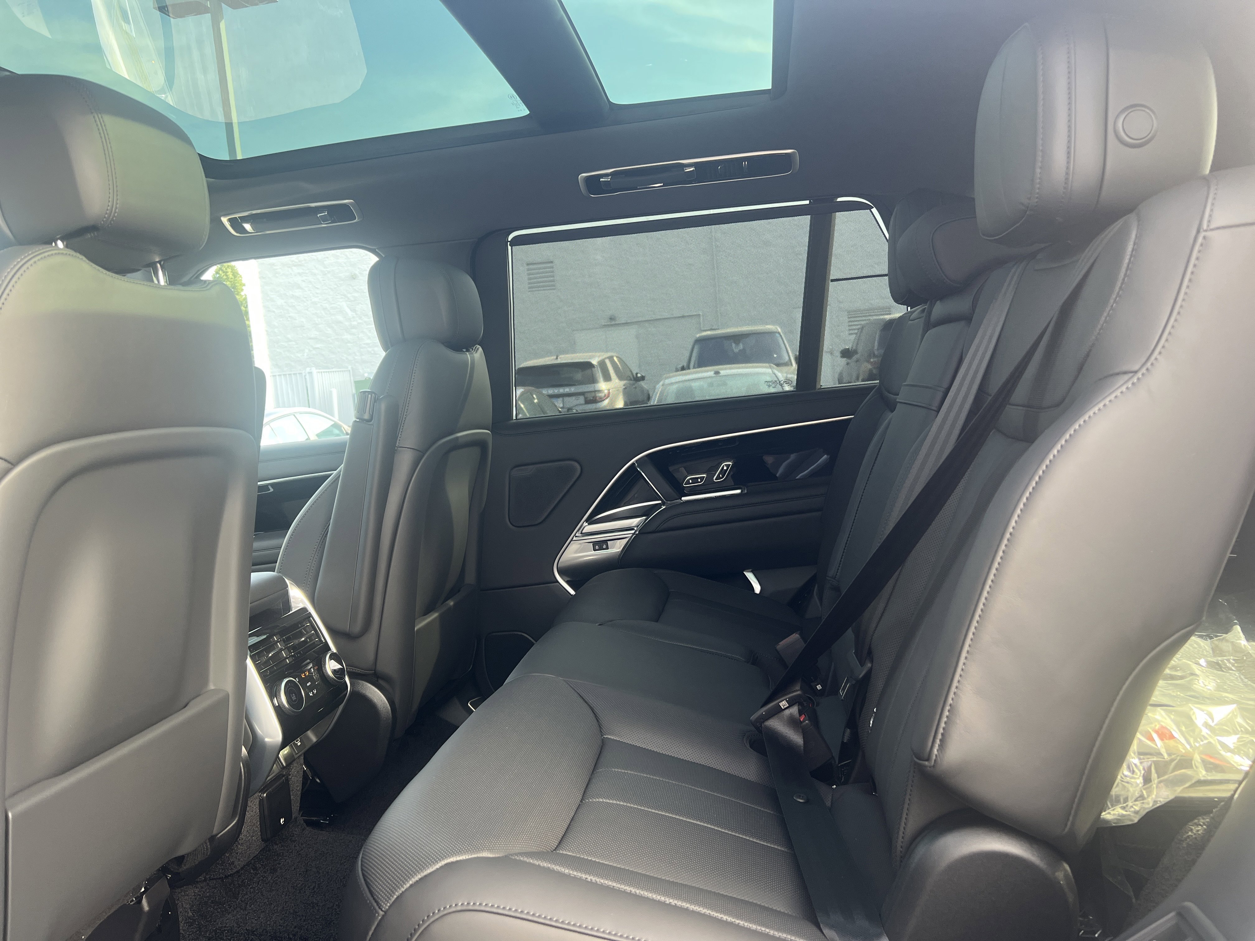 New 2025 Land Rover Range Rover Long Wheelbase SE image 27