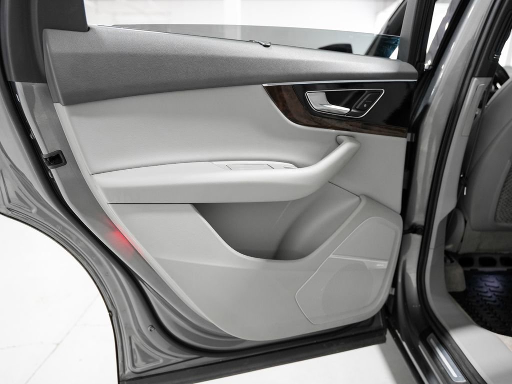 Used 2017 Audi Q7 3.0T Premium Plus w/ Premium Plus Package image 37