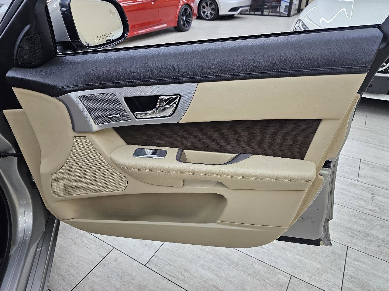 Used 2013 Jaguar XF image 37