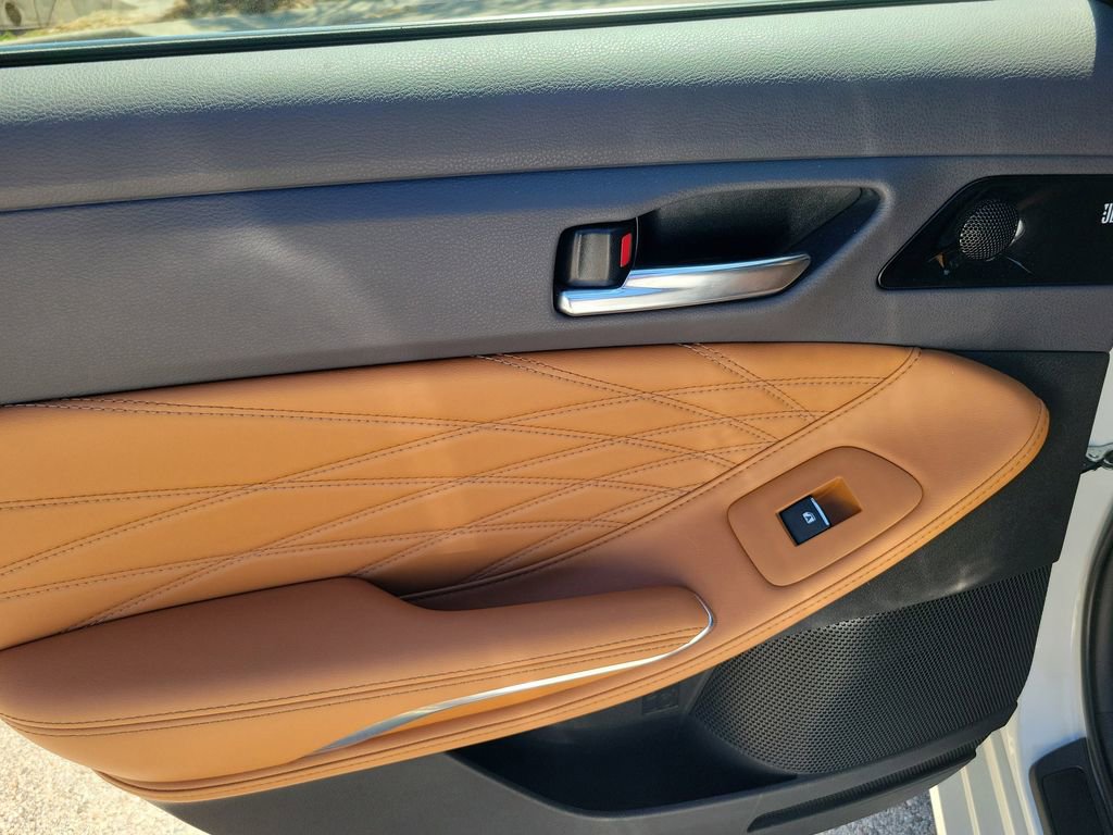 Used 2020 Toyota Avalon Limited image 16