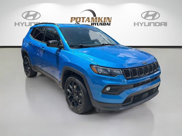 Used 2025 Jeep Compass Latitude w/ Altitude Special Edition AWD/4WD image 3