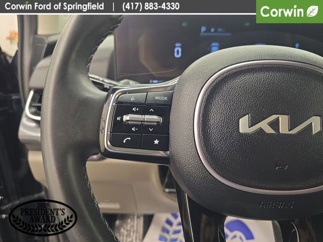 Used 2025 Kia Carnival FWD image 30