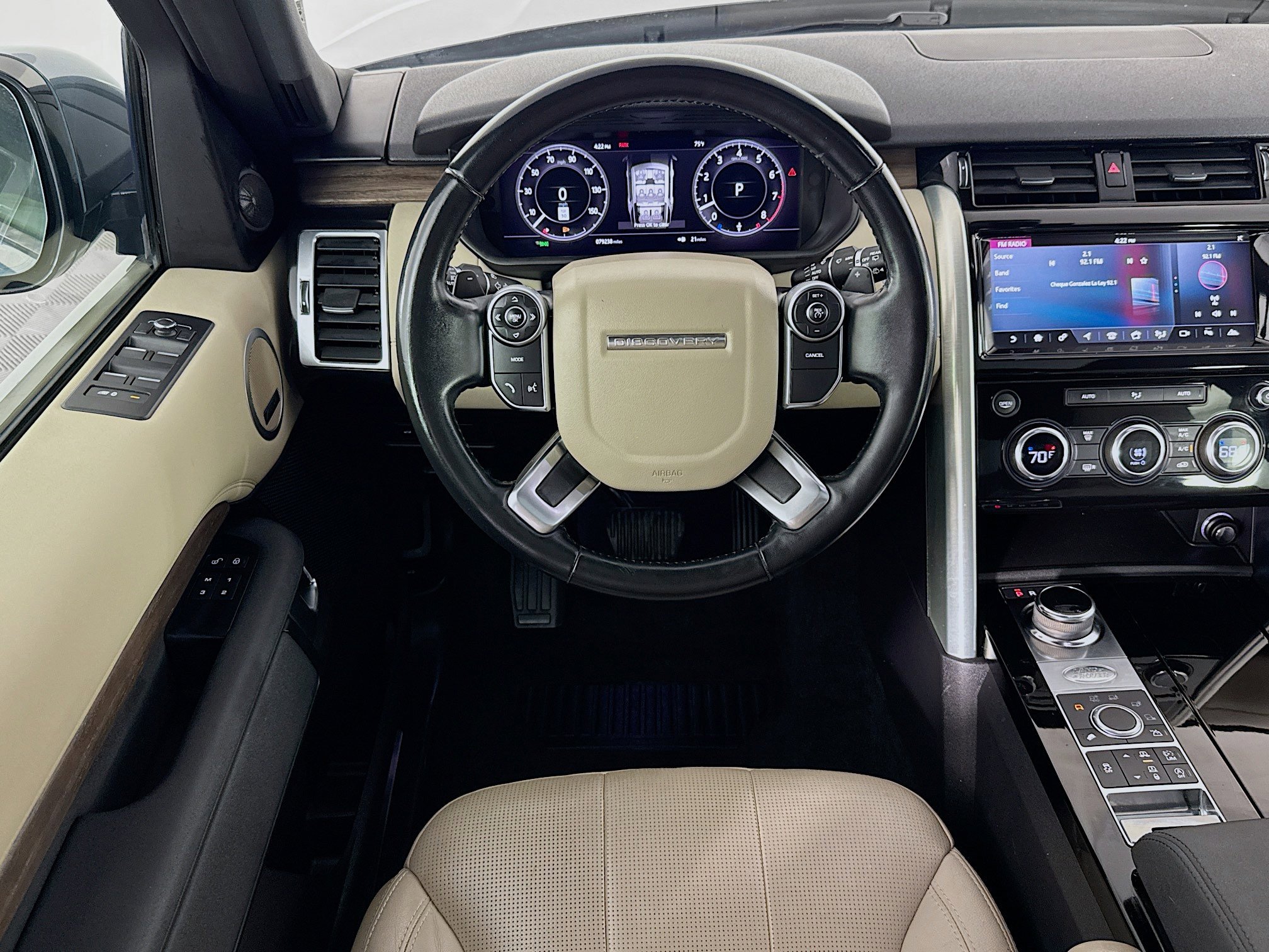 Used 2018 Land Rover Discovery HSE image 16