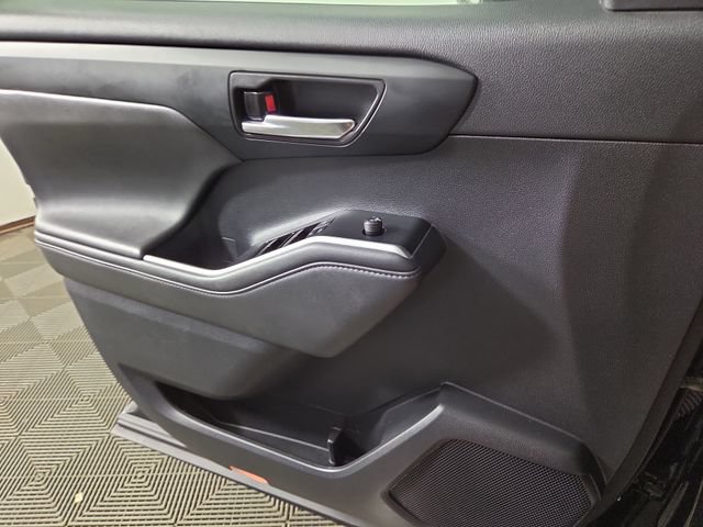 Used 2022 Toyota Highlander XLE FWD image 31