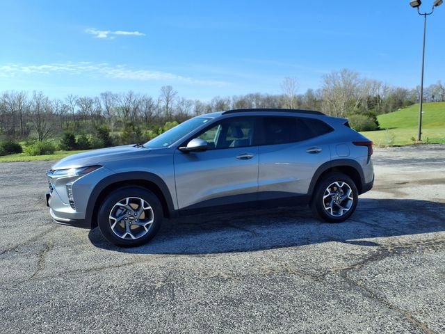 Used 2025 Chevrolet Trax LT w/ LT Convenience Package FWD image 36