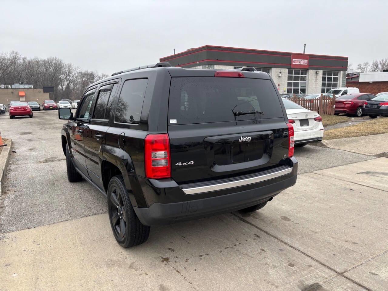 Used 2013 Jeep Patriot Latitude w/ Altitude Pkg image 12