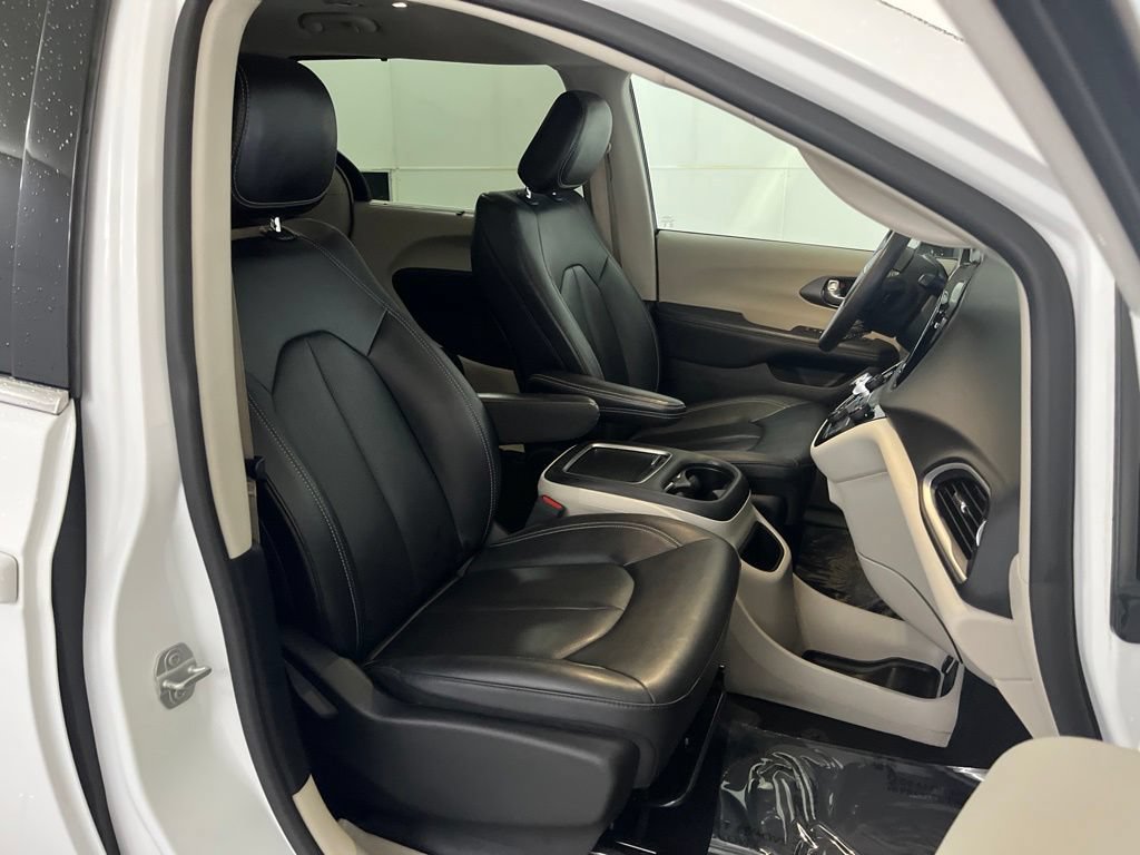 Used 2024 Chrysler Pacifica Touring-L FWD image 23