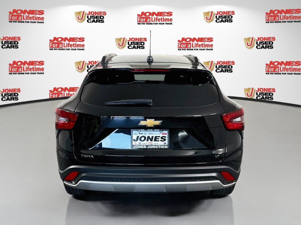 Used 2025 Chevrolet Trax LT w/ Sunroof Package FWD image 14
