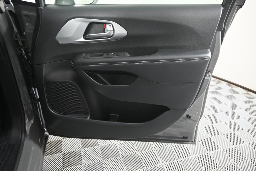 Used 2022 Chrysler Pacifica Touring-L w/ S Appearance Package image 12