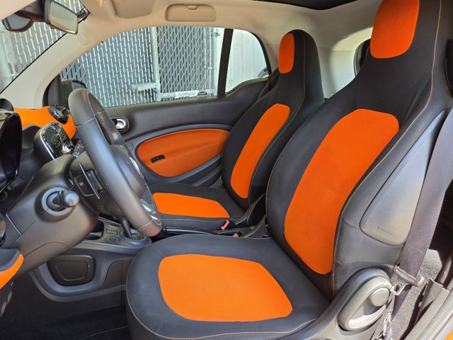 Used 2016 smart fortwo passion RWD image 11
