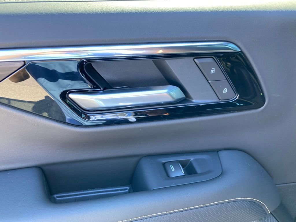 New 2025 Chevrolet Suburban Premier image 25