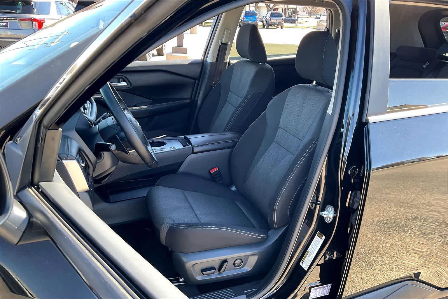 Used 2025 Nissan Rogue SV image 9