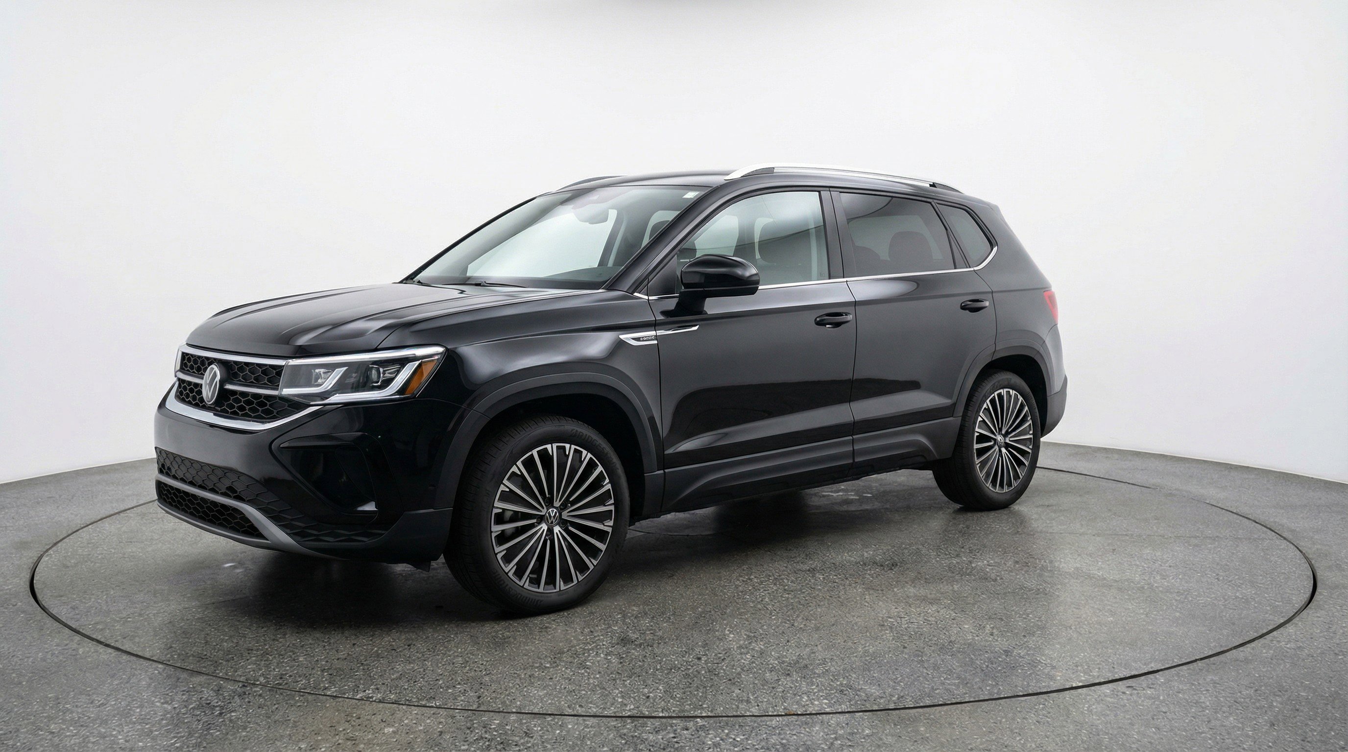 Used 2025 Volkswagen Taos SE image 3