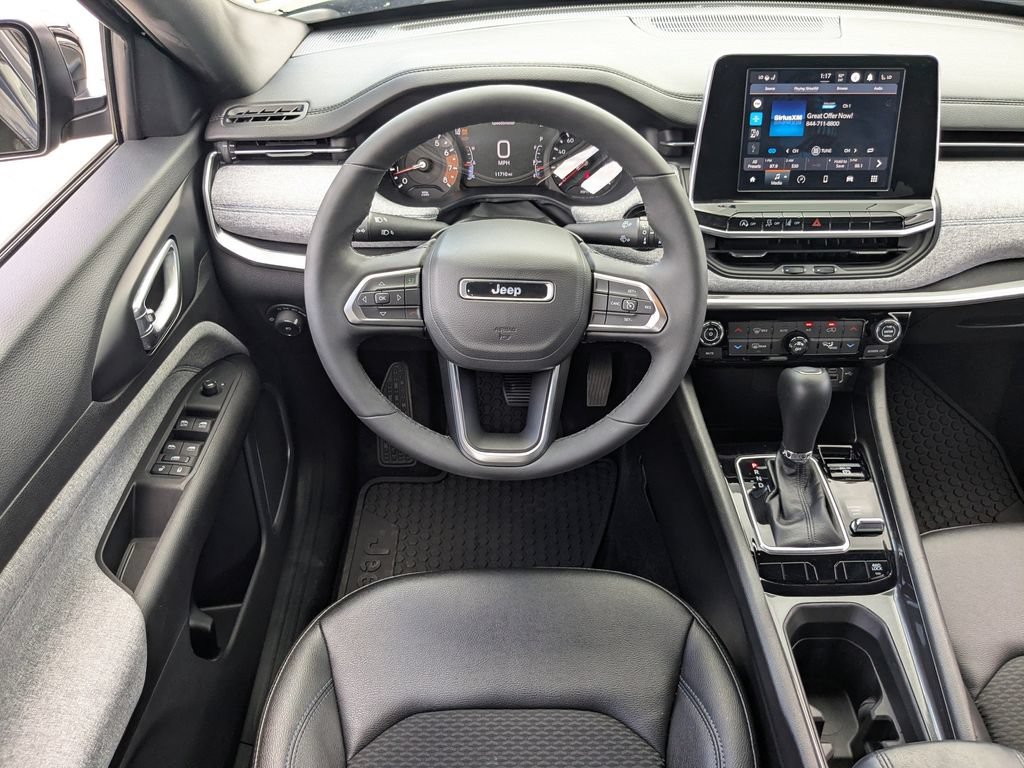 Used 2025 Jeep Compass Latitude w/ Convenience Group AWD/4WD image 17