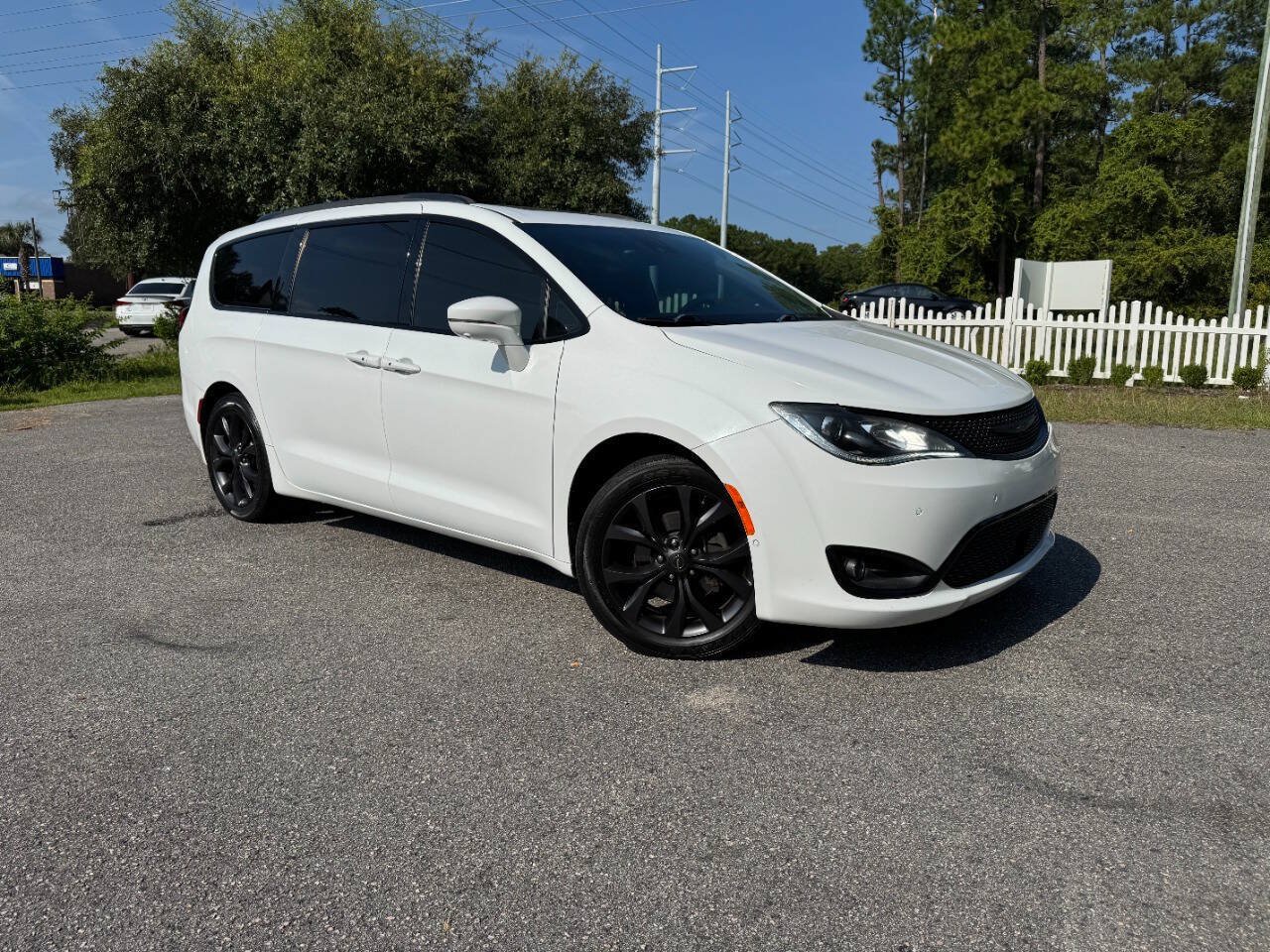 Used 2019 Chrysler Pacifica Limited w/ Advanced Safetytec Group FWD image 8