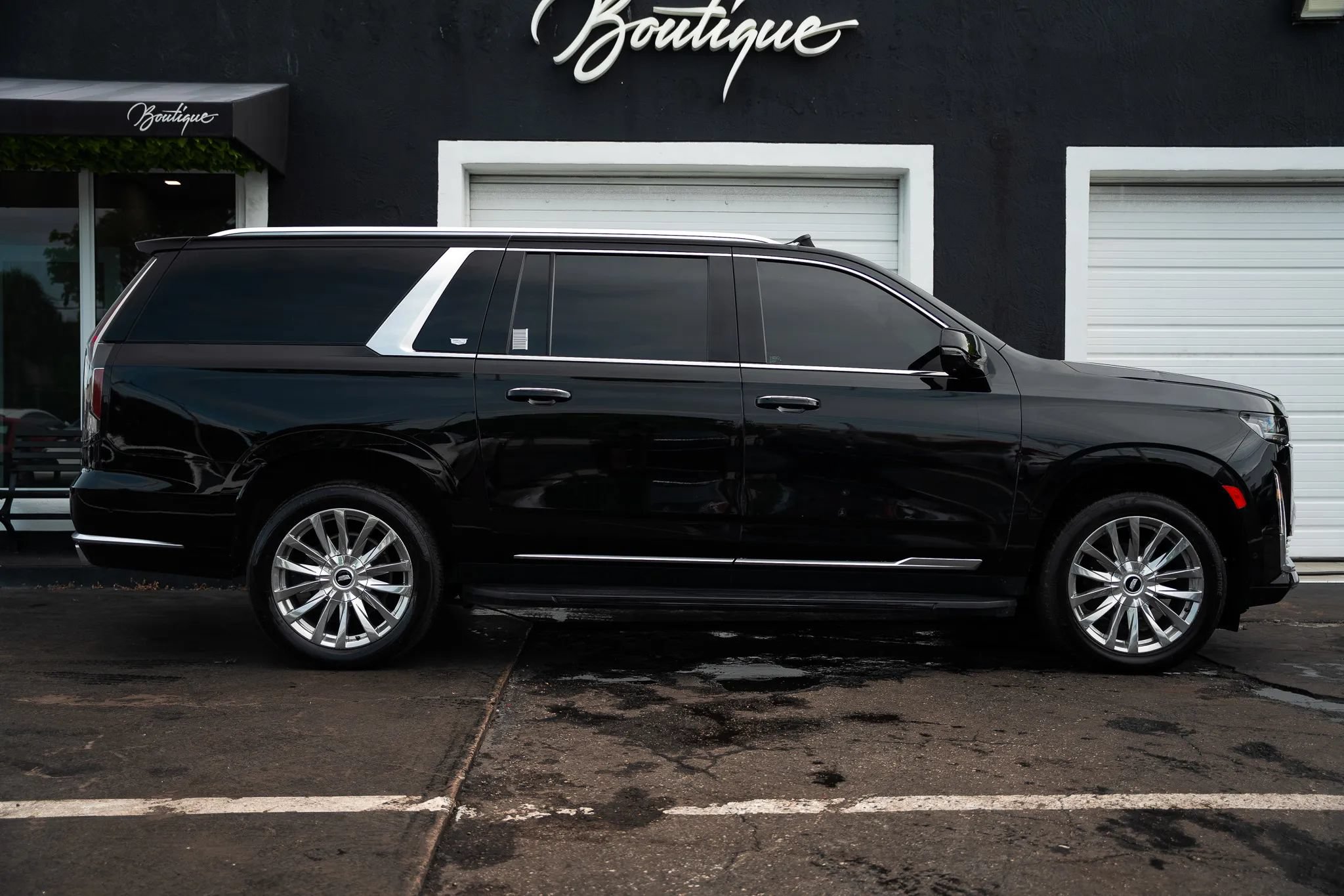 Used 2021 Cadillac Escalade ESV Premium Luxury w/ Performance Package AWD/4WD image 7