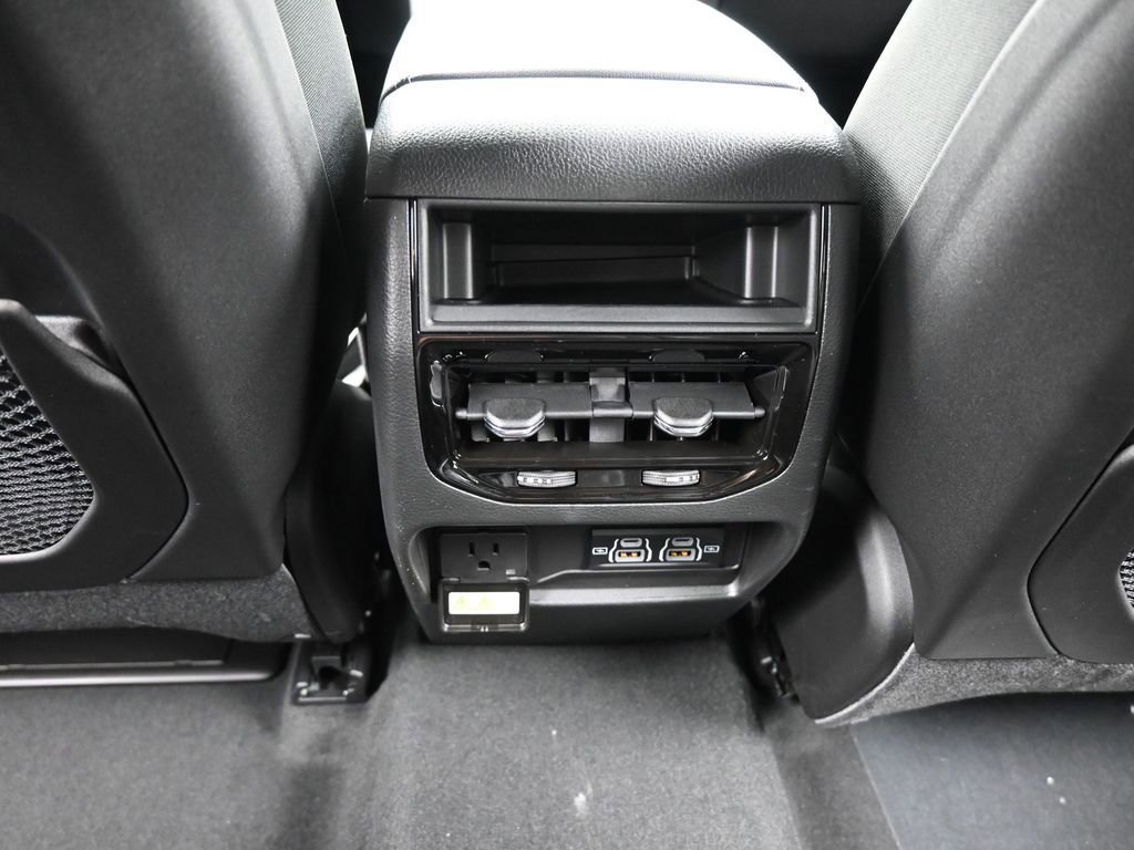 New 2025 Jeep Grand Cherokee Altitude image 30