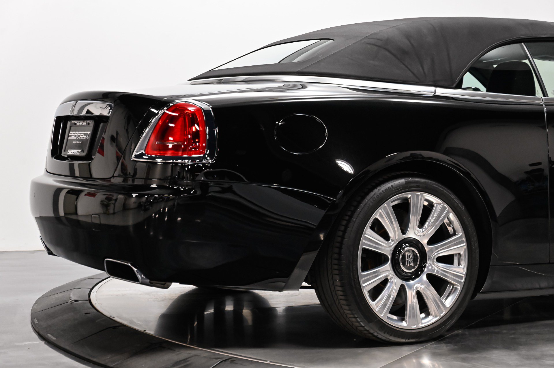 Used 2017 Rolls-Royce Dawn RWD image 35