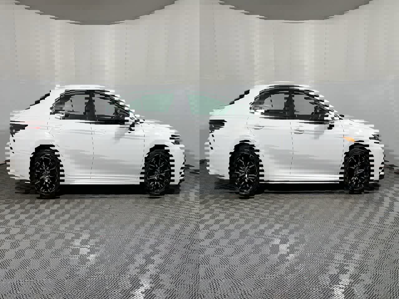 Used 2023 Toyota Camry SE image 9