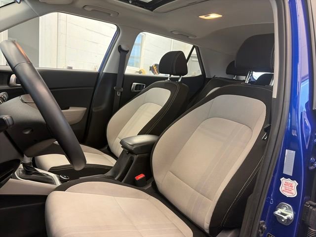 Used 2025 Hyundai Venue SEL image 21