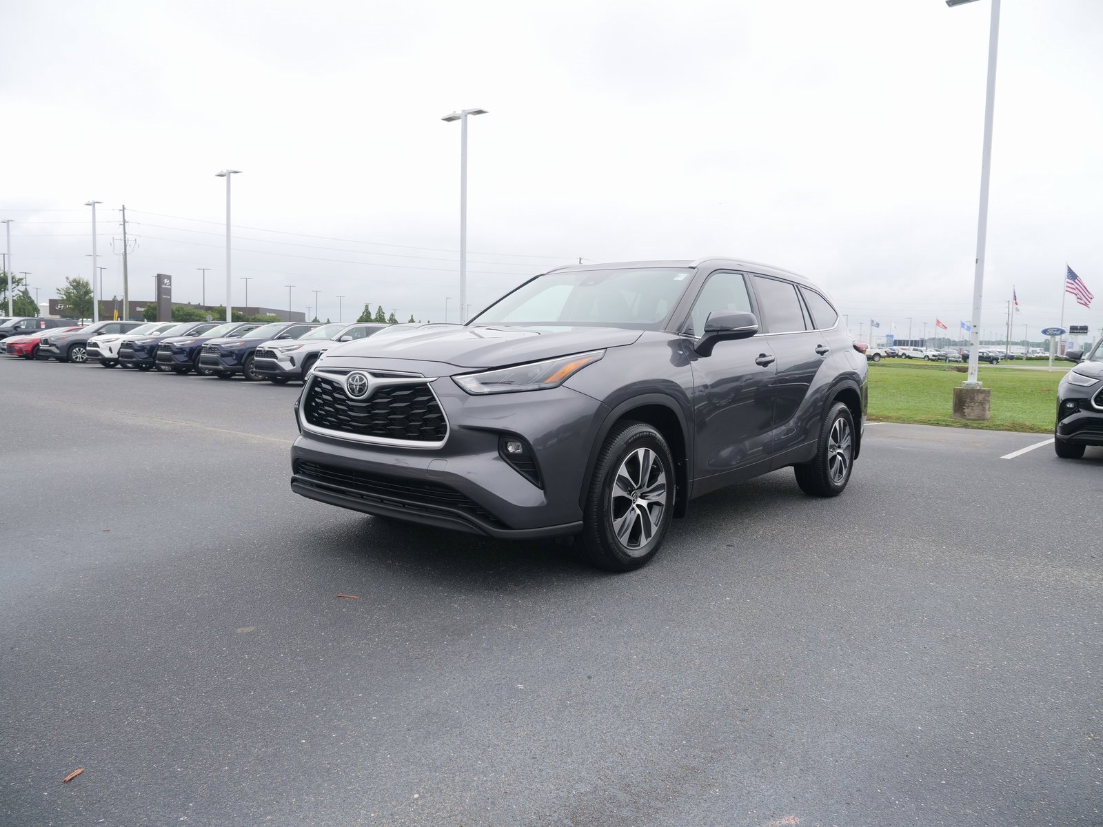 Used 2024 Toyota Highlander XLE image 6