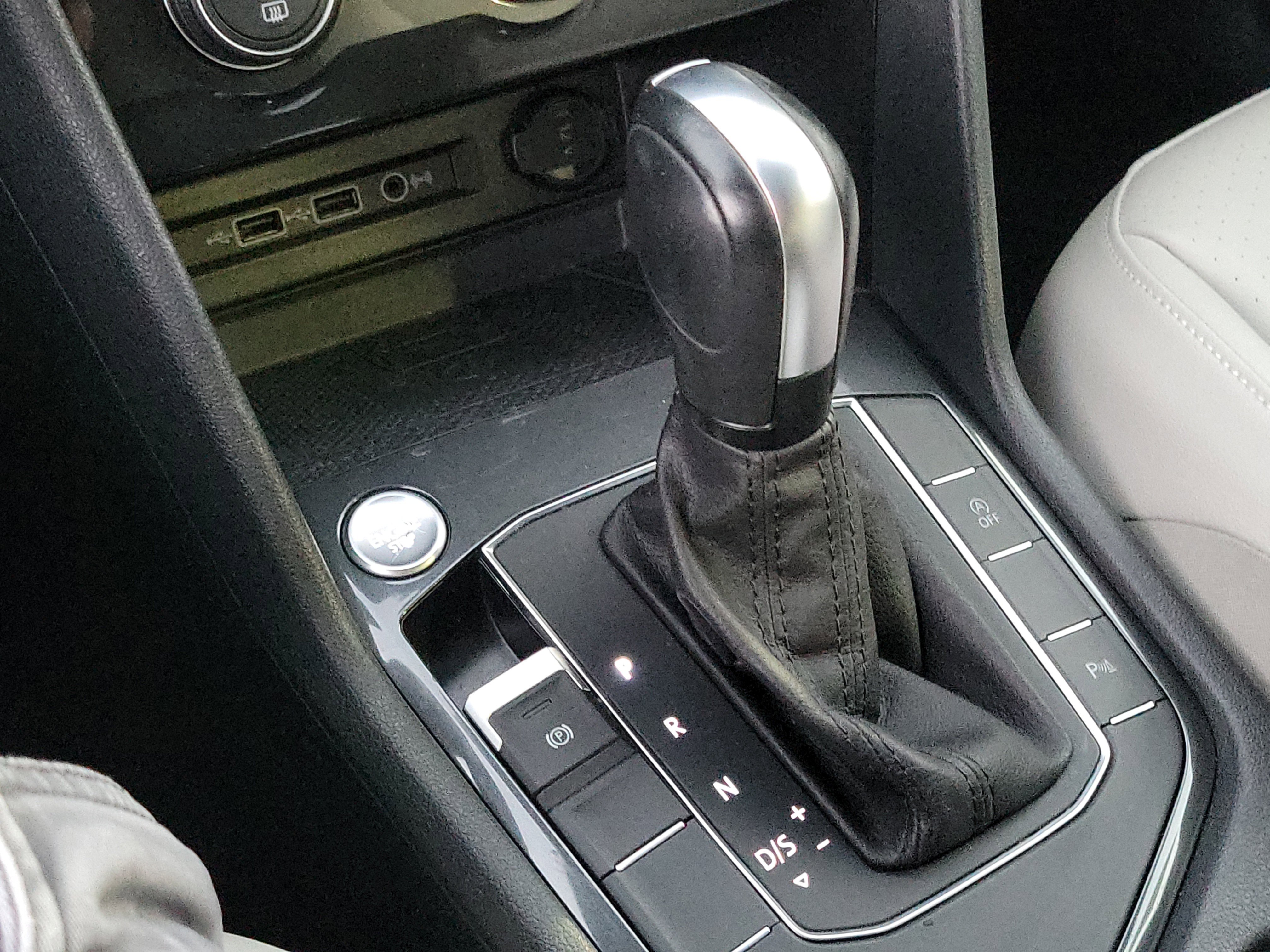 Used 2020 Volkswagen Tiguan SE R-Line image 10