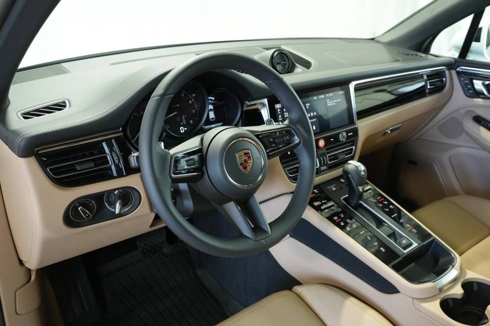 Certified 2026 Porsche Macan AWD/4WD image 4