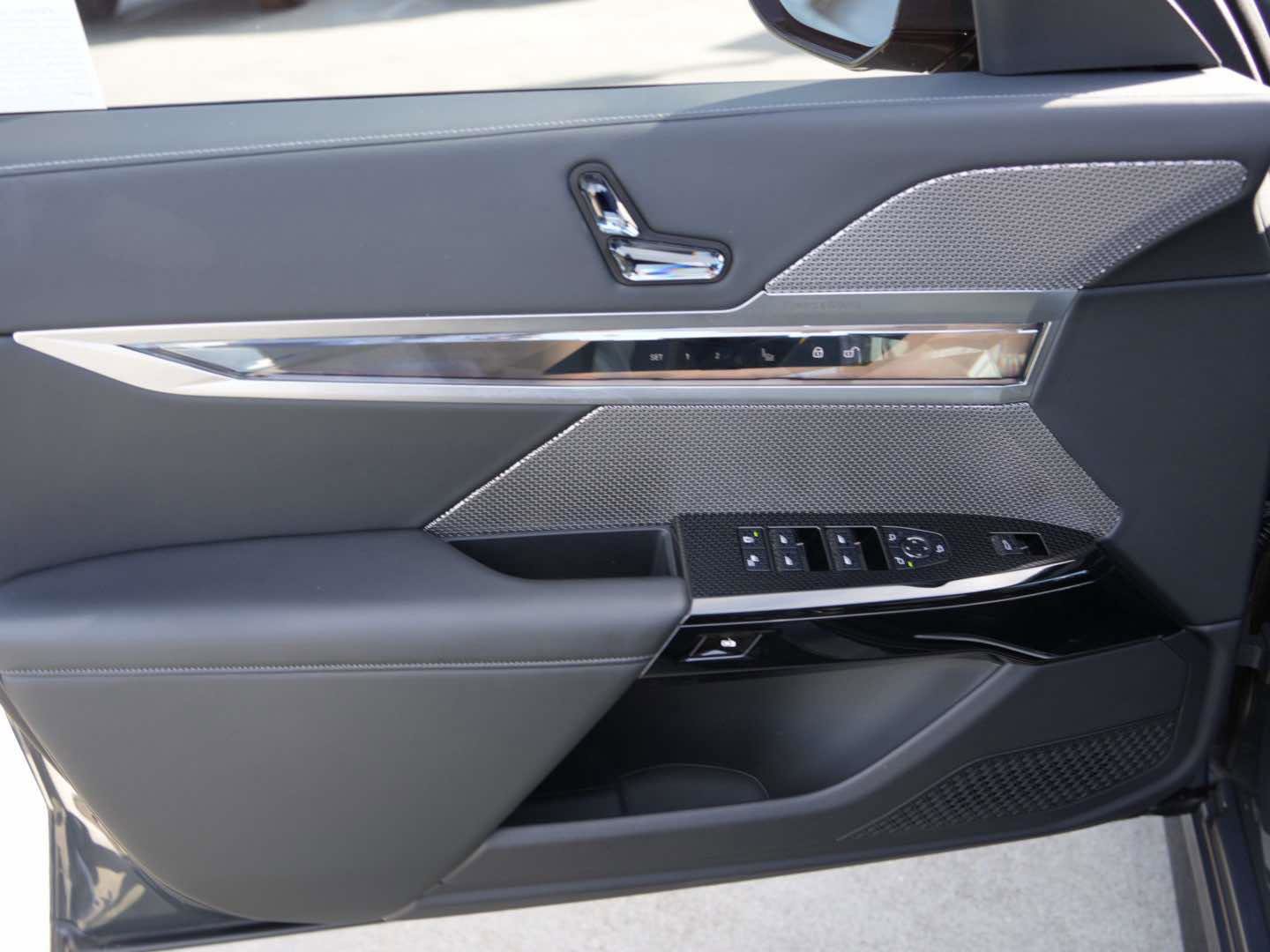 Certified 2023 BMW 740i 740i Sedan RWD w/ Parking Assistance Package image 13