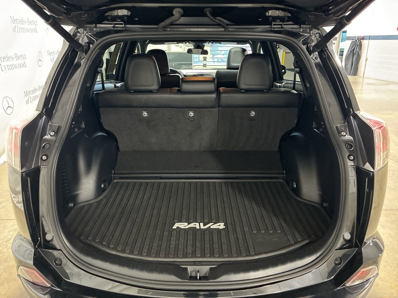 Used 2017 Toyota RAV4 SE image 7