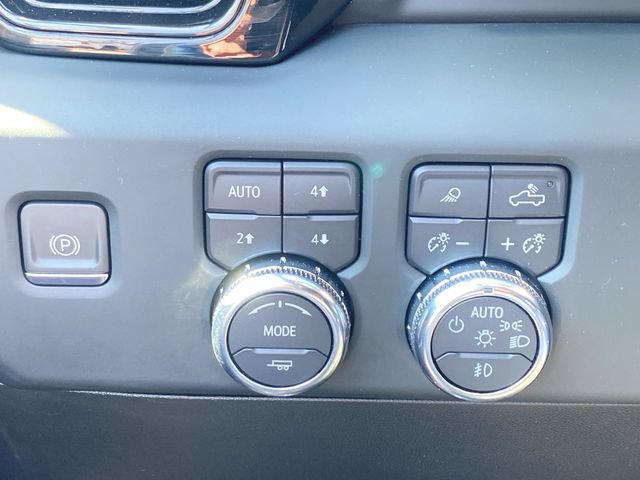 Used 2024 GMC Sierra 1500 AT4 w/ Technology Package AWD/4WD image 17