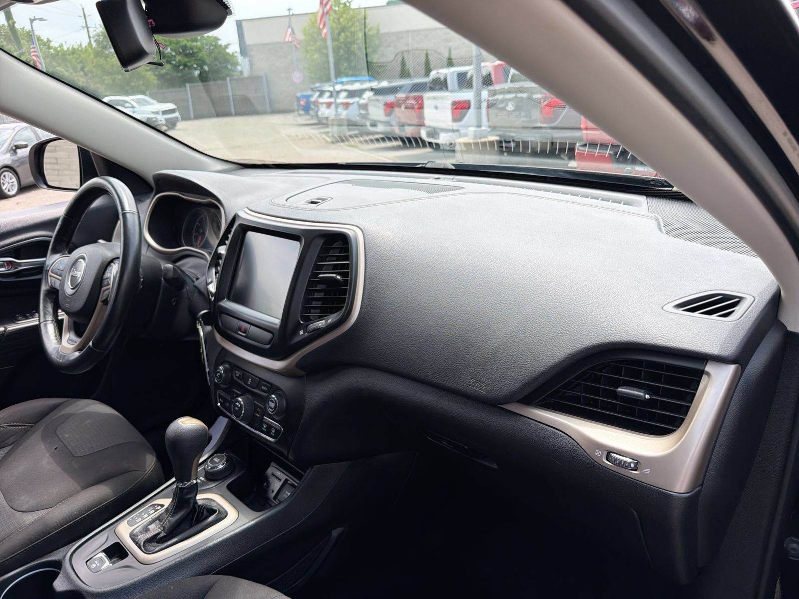 Used 2017 Jeep Cherokee Latitude w/ Cold Weather Group AWD/4WD image 16