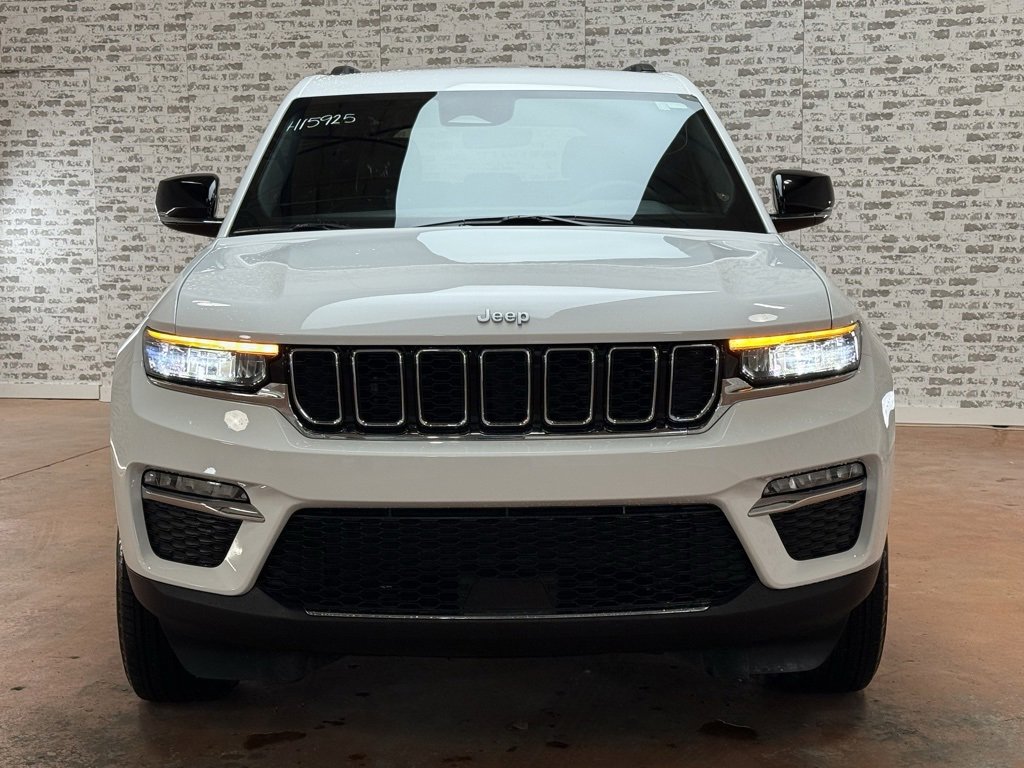 Used 2025 Jeep Grand Cherokee Limited image 3