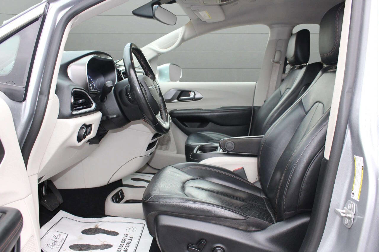 Used 2020 Chrysler Pacifica Touring-L FWD image 12