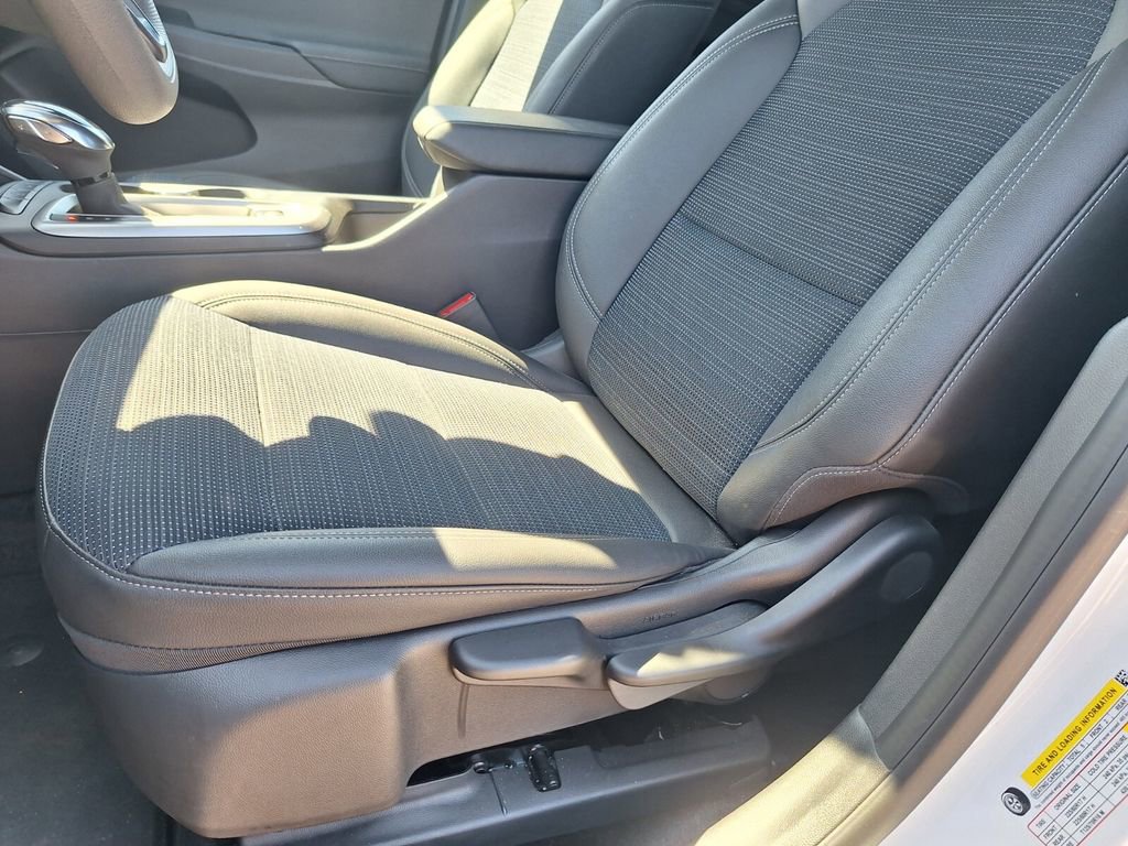 Used 2025 Buick Envista Preferred image 9