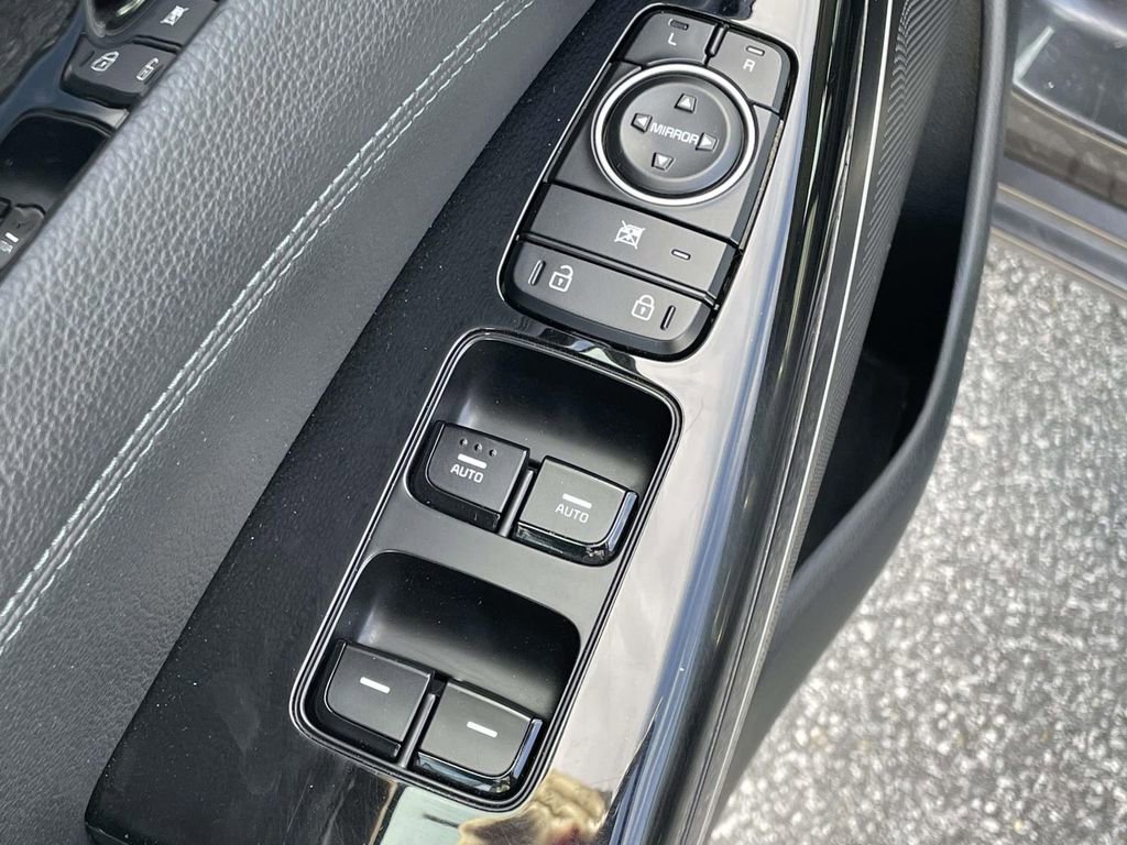 Used 2018 Kia Cadenza Premium image 6