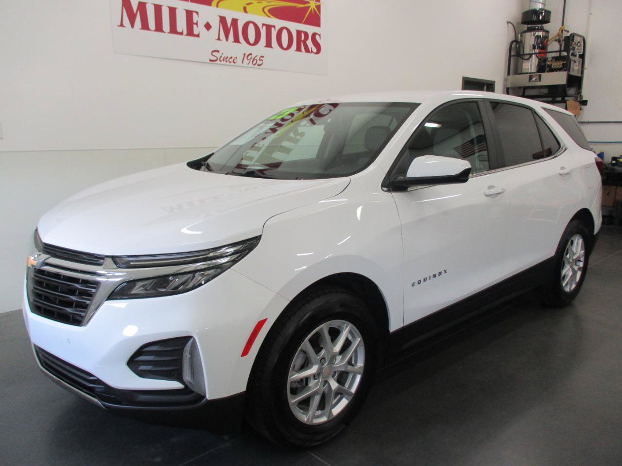 Used 2023 Chevrolet Equinox LT w/ Driver Convenience Package AWD/4WD image 3